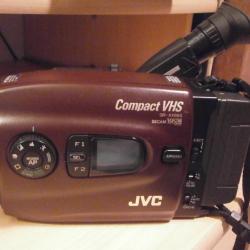 CAMESCOPE VHS JVC GR AX68S  made in Japan, parfaitement fonctionnel, avec 3 batteries dont 1 neuve