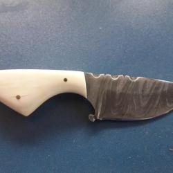 petit couteau de cou de Ph.MOUSSEAU  lame damas  manche ivoire de mamouth étui galuchat ,10,5 cm
