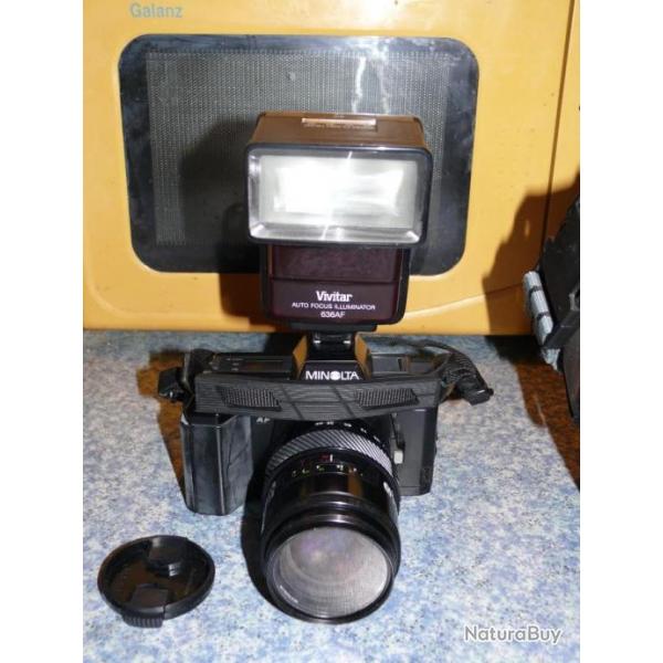 appareil photo reflex ( argentique ), avec flash et sacoche.