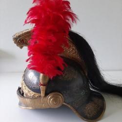 Très curieux et très beau casque de dragon français bronzé et gravé de motifs de dragons.