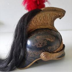 Très curieux et très beau casque de dragon français bronzé et gravé de motifs de dragons.