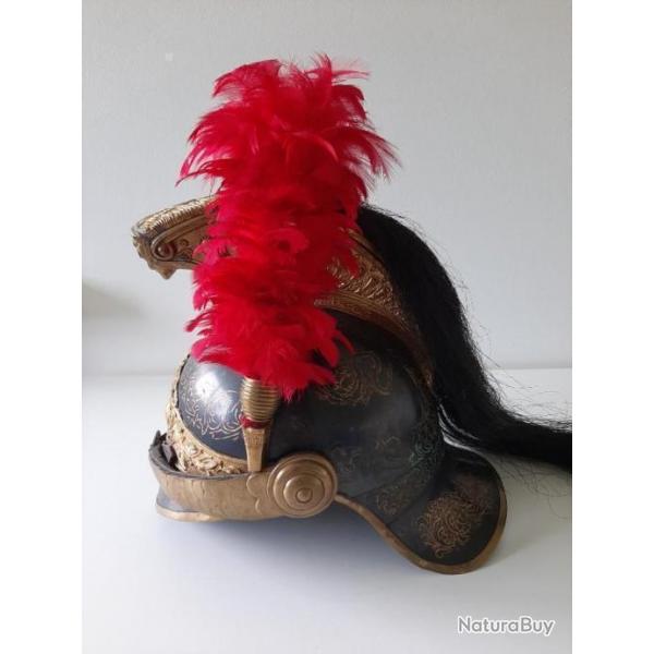 Trs curieux et trs beau casque de dragon franais bronz et grav de motifs de dragons.