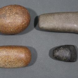 Lot archéologique: 2 têtes de hache et 2 molettes - Sahara occidental, période Néolithique