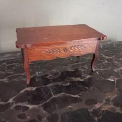 Meuble ancien miniature  Table ancienne miniature en bois sculpté