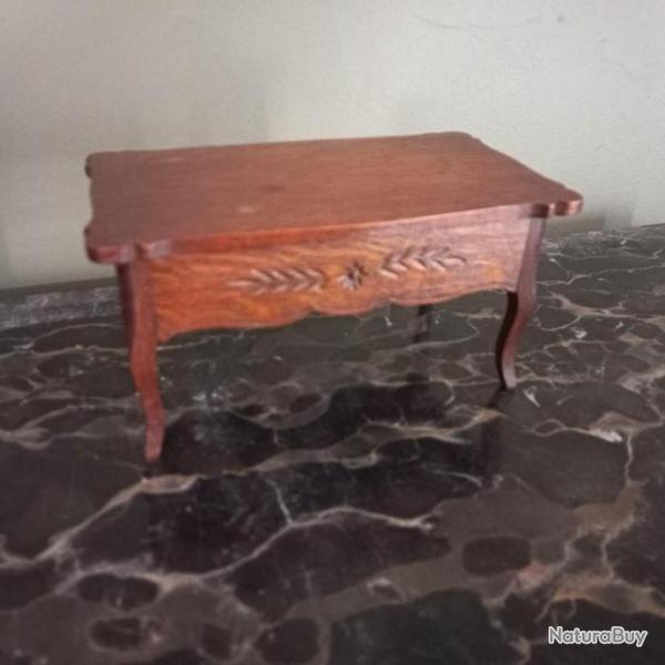 Meuble ancien miniature  Table ancienne miniature en bois sculpt