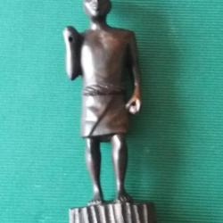 COLLECTION - 1 BELLE STATUETTE AFRICAINE POUR VITRINE