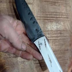 couteau forgé en acier carbone  manche en  résine avec inclusion de plumes de bécasses