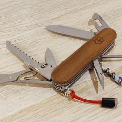Victorinox couteau suisse Huntsman Wood