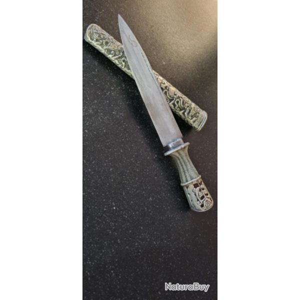 Belle dague tibtaine, ancienne,  gravure (or) sur la lame...en parfait tat