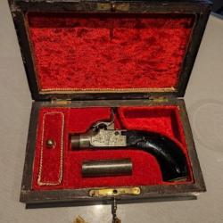 Exceptionnel et unique coffret de luxe sur mesure avec son pistolet derringer cal 12mm PN état neuf