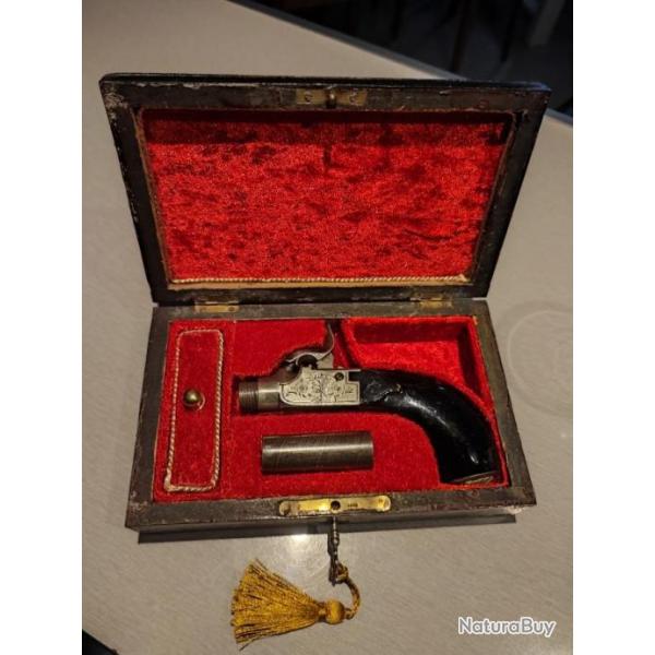 Exceptionnel et unique coffret sur mesure avec son pistolet dit coupde poing 12mm PN Circa 1840