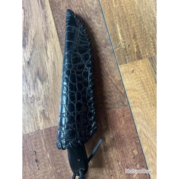 Couteau droit Damas avec tui recouvert de peau de crocodile vritable : belle pice artisanale