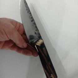 couteau forgé en acier carbone  manche en  résine noire et mammouth