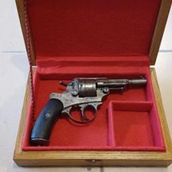 Revolver 1873 bon état apte au tir.
