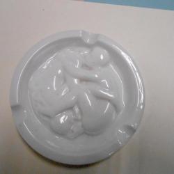 cendrier ancien coquin en porcelaine blanche