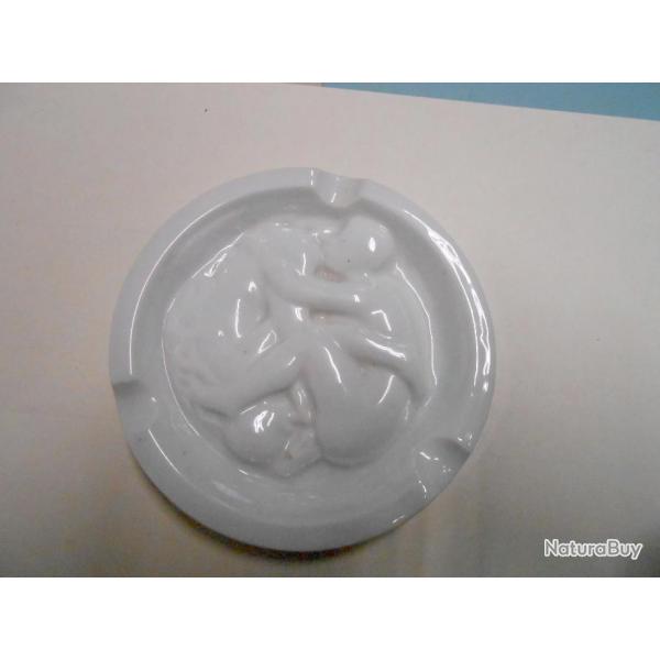 cendrier ancien coquin en porcelaine blanche