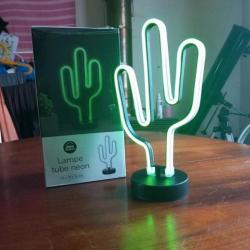 Lampe tube néon cactus vert