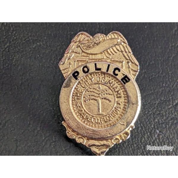 D pins pin's lapel pin Police city of Miami Dade Co Florida Officer departements Bon Etat Taille : 2