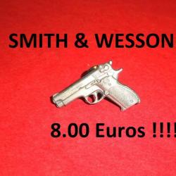 très beau pins pin's pistolet SMITH et WESSON USA - VENDU PAR JEPERCUTE (D22E22)