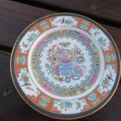 VINTAGE - Ancienne assiette en porcelaine à décor polychrome, sceau rouge au dos - Asie (XXé)