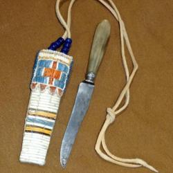 Superbe couteau de cou avec son étui en quill  piquants de porc Epic indien amérindien trappeur