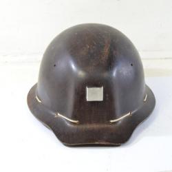 Ancien casque de mineur en fibre textolite Alsthom avec support de lampe frontale. Mine