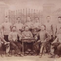 5 EME HUSSARDS, PHOTO DE GROUPE ANNEES 1880, TENUES, SHAKO ET SABRES 15 x 25 cm