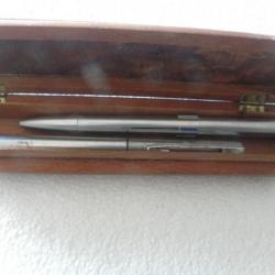 2 stylo waterman avec une boite en bois une stylo plume une a bille multicolore vide