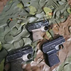 Lot de trois pistolets d'alarme. 22 et 6mm modèle 1900 et bbm