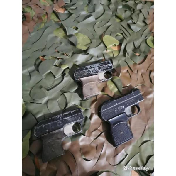 Lot de trois pistolets d'alarme. 22 et 6mm modle 1900 et bbm