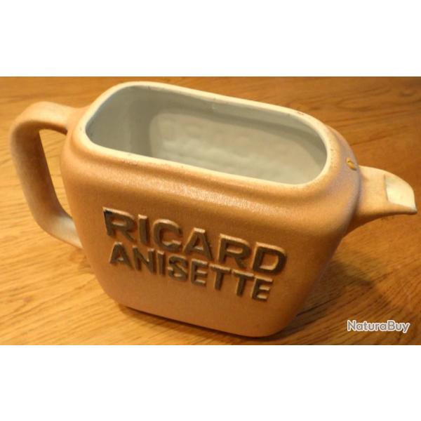 UN SPLENDIDE PICHET RICARD POUR COLLECTION D'OBJETS DIVERS -- PLUS DE BEAUX MARQUAGES DESSOUS