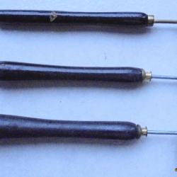 10 - Trois dosettes anciennes pour petits calibres : 410 / 12mm / 14mm / 28 / 24 - Très bon état TBE