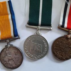 Lot de trois médailles anglaises attribuées sur la tranche. Authentiques. Modèle argent et bronze.
