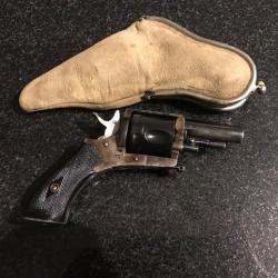 joli revolver 320  bronzé et jaspé de fabrication belge état neuf a 95 pour cent avec son étui
