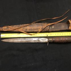 couteau dague militaire commando de combat avec son fourreau manche en bois ww2