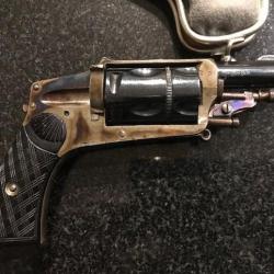 magnifique revolver type hammerless en  6 mm jaspee et bronze a 100 pour cent avec étui