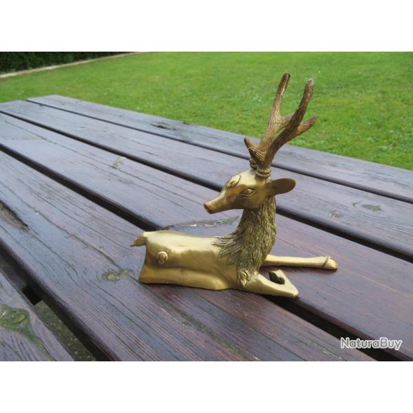 Ancienne Sculpture en bronze dor cisel reprsentant un cerf en position couche (Vers 1950-60)