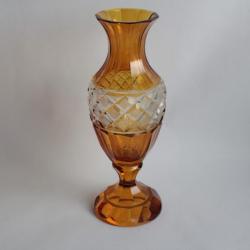 Vase cristal de Bohème taillé ambre