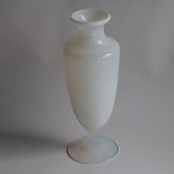 SEVRES Vase cristal opalin blanc