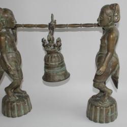 Cloche portée par deux fidèles Bouddhistes Bronze Birmanie Myanmar