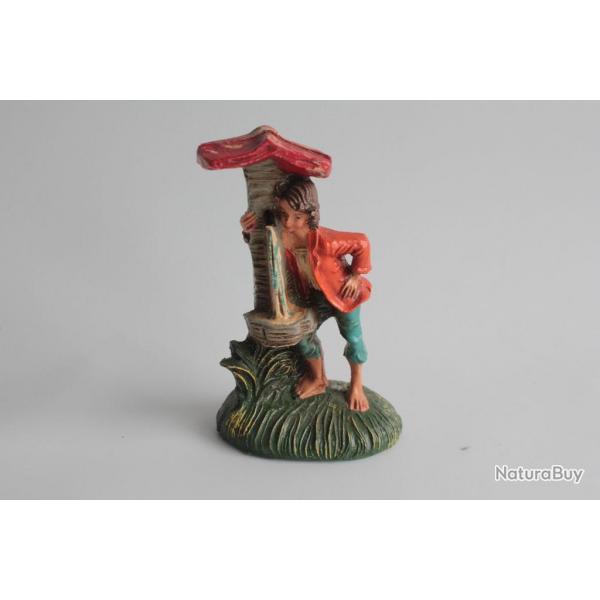 Figurine vintage Composition garon buvant  la fontaine Italie