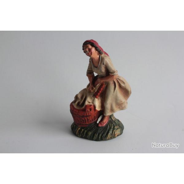 Figurine vintage Composition personne lavant son linge Italie