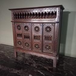 Armoire Miniature à 4 Portes en bois de  Noyer   Sculpté à la Main,   19ème Siècle  /   Bretagne