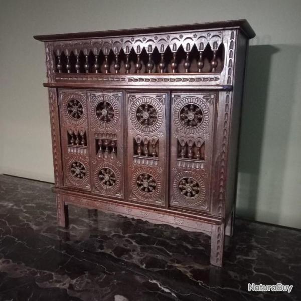 Armoire Miniature  4 Portes en bois de  Noyer   Sculpt  la Main,   19me Sicle  /   Bretagne
