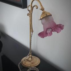 Lampe de bureau années 30 électrifiée en laiton et tulipe en pâte de verre rose-Forme florale rose
