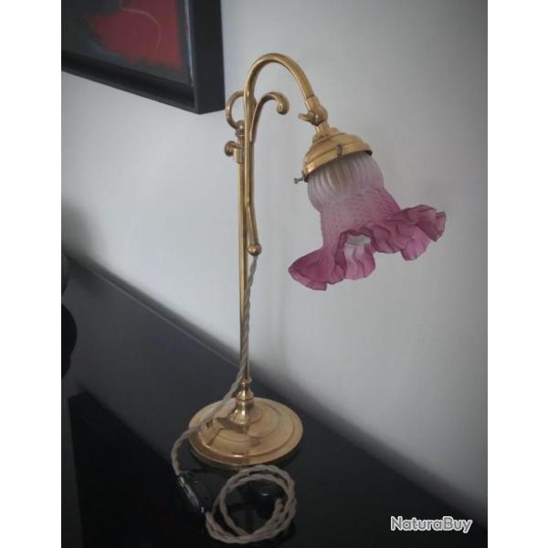 Lampe de bureau annes 30 lectrifie en laiton et tulipe en pte de verre rose-Forme florale rose