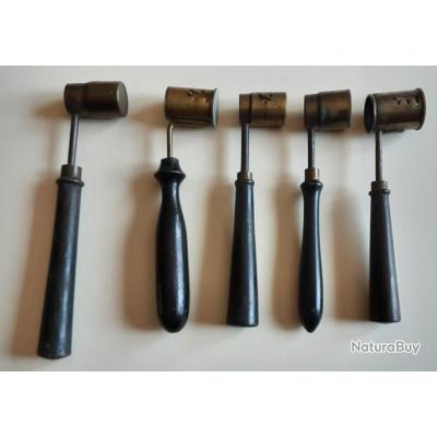 Lot De 23 Anciens Doseurs à Poudre Et Plomb Pour Chasse – + Divers Accessoires