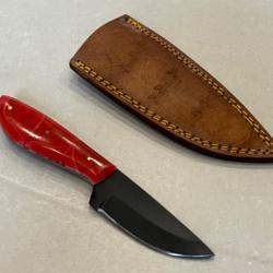 Couteau à dépecer noir forgé 20cm marbré rouge