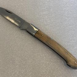 Couteau de poche Le Castelier avec son manche en bois de teck.