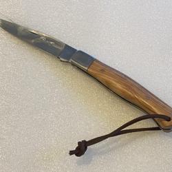 Couteau de poche Le Marin avec son manche en bois de teck.